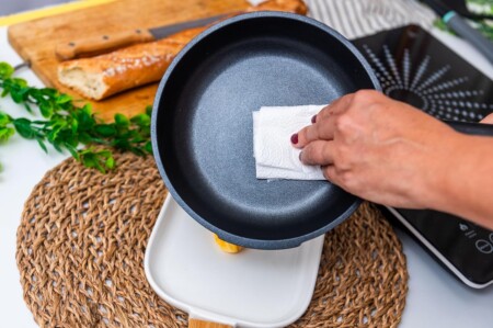 <p><strong>Nerthus Индукционен тиган - Ø 24 см.</strong><br /><strong>• Подходящ за пържене и печене<br /></strong><strong>• Материал:</strong> лят алуминий<br /><strong>• Покритие:</strong> Незалепващо покритие<strong> Quantanium,</strong> подсилено с титаниеви частици<br /><strong>• Диаметър:</strong> Ø 24 см.<br /><strong>• Височина:</strong> 5,5 см.<br /><strong>• Вместимост:</strong><span> 1,9 л.</span><br /><strong>• Тегло:</strong> 0,880 кг.<br /><strong>• Без капак<br /></strong><strong><strong>Производител: Vin Bouquet, Испания<br /></strong></strong><strong>Подходящ за:</strong></p>
<p><strong><img src="https://www.vip-giftshop.com/media/shema/induction.jpg" alt="" width="202" height="61" /></strong></p><br />Марка: Vin Bouquet <br />Модел: VB FIH 1563<br />Доставка: 2-4 работни дни<br />Гаранция: 2 години