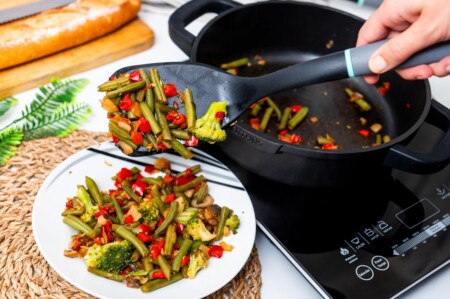 <p><strong>Nerthus Индукционна плитка тенджера със стъклен капак Ø 32 см.</strong><br /><strong>• Материал:</strong> лят алуминий<br /><strong>• Покритие:</strong> Незалепващо покритие<strong> Quantanium,</strong> подсилено с титаниеви частици<br /><strong>• Диаметър:</strong> Ø 32 см.<br /><strong>• Височина:</strong> 8,5 см.<br /><strong>• Вместимост:</strong> 5,8 л.<br /><strong>• Тегло:</strong> 2,550 кг.<br /><strong>• Със стъклен капак<br /></strong><strong>• Силиконови протектори на дръжките<br /></strong><strong>Производител: Vin Bouquet, Испания<br /></strong><strong>Подходяща за:</strong></p>
<p><strong><img src="https://www.vip-giftshop.com/media/shema/induction.jpg" alt="" width="202" height="61" /></strong></p><br />Марка: Vin Bouquet <br />Модел: VB FIH 1559<br />Доставка: 2-4 работни дни<br />Гаранция: 2 години