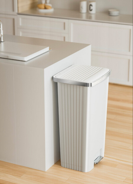 <p><strong>EKO Кош за отпадъци с педал “HANA II“ - черен - 90 л.</strong><br /><span><strong>• Материал:</strong> пластмаса</span><br /><span><strong>• Цвят:</strong> бял</span><br /><span><strong>• Вместимост:</strong> 90 литра</span><br /><span><strong>• Размери:</strong> 45 x 37,5 x 82,5 см.</span><br /><strong>• Безшумно отваряне и затваряне на капака</strong><br /><span><strong>• Фиксатор за найлонов чувал / торба</strong><br /><strong>• Функция за заключване на капака в отворена позиция за лесно почистване или смяна на торбата</strong><br /></span><strong>Производител: EKO EUROPE / Холандия</strong></p><br />Марка: EKO-EUROPE <br />Модел: EKO 638890 - White<br />Доставка: 2-4 работни дни<br />Гаранция: 2 години