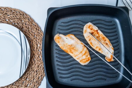 <p><strong>Nerthus Индукционен грил тиган 28х28 см.</strong><br /><strong>• Подходящ за пържене и печене<br /></strong><strong>• Материал:</strong> лят алуминий<br /><strong>• Покритие:</strong> Незалепващо покритие<strong> Quantanium,</strong> подсилено с титаниеви частици<br /><strong>• Размери:</strong> 28 х 28 см.<br /><strong>• Височина:</strong> 5,5 см.<br /><strong>• Вместимост:</strong> 3,1 л.<br /><strong>• Тегло: </strong>1,270 кг.<br /><strong>• Без капак<br /></strong><strong>Производител: Vin Bouquet, Испания<br /></strong><strong>Подходящ за:</strong></p>
<p><strong><img src="https://www.vip-giftshop.com/media/shema/induction.jpg" alt="" width="202" height="61" /></strong></p><br />Марка: Vin Bouquet <br />Модел: VB FIH 1567<br />Доставка: 2-4 работни дни<br />Гаранция: 2 години