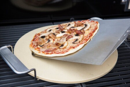 <p><strong>MUSTANG Камък за печене на пица</strong><br /><strong>• Материал:</strong><span> неръждаема стомана, кордиерит<br /></span><strong>• Размери:</strong><span> 43 х 35 х 5 см <br />•<strong> Тегло:</strong> 2,21 кг.</span><br /><strong>• С поставка от стомана с дръжки<br /></strong><strong>• Не е подходящ за съдомиялна машина</strong><br /><strong>Производител: Tammer Brands/ Финландия </strong></p><br />Марка: MUSTANG <br />Модел: TB MUS 325434<br />Доставка: 2-4 работни дни<br />Гаранция: 2 години