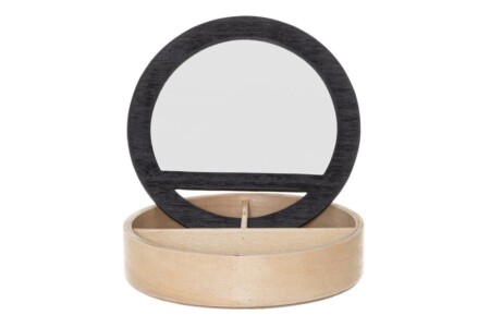 <p><strong><span>4LIVING Кутия за бижута и аксесоари с огледало </span></strong><br />• <strong>Материал: </strong>MDF, огледало<br />• <strong>Размери: </strong>20 x 20 x 5 см<br />• <strong>Тегло: </strong>0.410 кг<br />• <strong>Цвят:</strong> 'черен / дърво<br /><strong>Производител: Tammer Brands/ Финландия</strong></p><br />Марка: 4LIVING <br />Модел: TB 4Living 618006<br />Доставка: 2-4 работни дни<br />Гаранция: 2 години