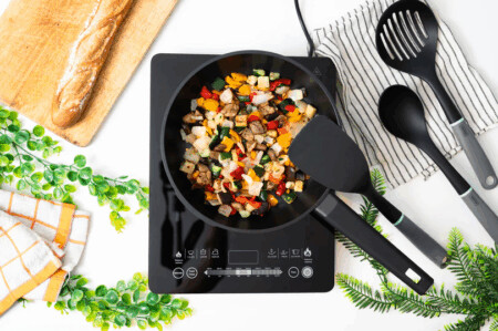 <p><strong>Nerthus Индукционен тиган - Ø 28 см.</strong><br /><strong>• Подходящ за пържене и печене<br /></strong><strong>• Материал:</strong> лят алуминий<br /><strong>• Покритие:</strong> Незалепващо покритие<strong> Quantanium,</strong> подсилено с титаниеви частици<br /><strong>• Диаметър:</strong> Ø 28 см.<br /><strong>• Височина:</strong> 6 см.<br /><strong>• Вместимост:</strong> 2,8 л.<br /><strong>• Тегло: </strong>1,250 кг.<br /><strong>• Без капак<br /></strong><strong><strong>Производител: Vin Bouquet, Испания<br /></strong></strong><strong>Подходящ за:</strong></p>
<p><strong><img src="https://www.vip-giftshop.com/media/shema/induction.jpg" alt="" width="202" height="61" /></strong></p><br />Марка: Vin Bouquet <br />Модел: VB FIH 1565<br />Доставка: 2-4 работни дни<br />Гаранция: 2 години