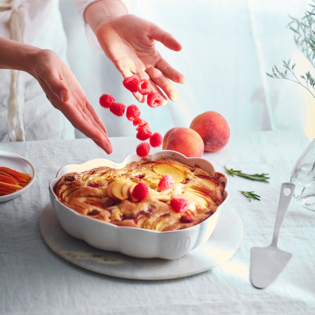 <p><span style="color: #000000;"><strong>EMILE HENRY Керамична форма за печене сърце "MADELEINE HEART DISH"</strong></span><br /><span style="color: #000000;">• <strong>Ръчно изработена от 100% естествени материали<br />• Устойчива на температури: </strong>- 20º С до + 270º С<strong><br />• Равномерно разпределение на топлината<br />• Задържа топлината на ястието по-дълго от обикновените съдове<br />• Висока устойчивост на надраскване <br /></strong>• </span><strong><span style="color: #000000;">Материал:</span>  <span style="color: #ff0000;">HR® Ceramic (High Resistance) <span style="color: #000000;">/ </span></span></strong><span style="color: #ff0000;"><span style="color: #000000;">Високо устойчива керамика</span></span><strong><span style="color: #ff0000;"><span style="color: #000000;"> / </span><br /><span style="color: #000000;">• Без съдържание на олово, кадмий и никел</span><br /><span style="color: #000000;">• Размери: </span></span></strong><span style="color: #ff0000;"><span style="color: #000000;">26,5 х 24,5 х 6,5</span></span><span style="color: #ff0000;"><span style="color: #000000;"> см</span></span><span style="color: #ff0000;"><br /></span><span style="color: #ff0000;"><span style="color: #000000;"><strong>• Максимална вместимост: </strong>2 литра<br /><strong>• Използваема вместимост:</strong> 1,8 литра<br /></span><span style="color: #000000;"><strong>• Тегло: </strong>1 кг</span><br /><span style="color: #000000;">• <strong>Цвят: </strong>бледо жълт</span><br /><span style="color: #000000;">• <strong>Подходяща за: </strong>фурна / микровълнова фурна / фризер / съдомиялна машина</span><br /><strong><span style="color: #000000;">Производител: EMILE HENRY / Франция</span></strong></span></p><br />Марка: Emile Henry <br />Модел: EH 6153-89<br />Доставка: 2-4 работни дни<br />Гаранция: 2 години