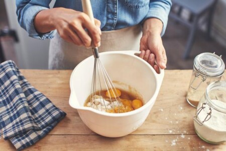 <p><span style="color: #000000;"><strong>EMILE HENRY Керамична купа за миксиране и разбиване "MIXING BOWL" </strong> </span><br /><span style="color: #000000;">• <strong>Ръчно изработена от 100% естествени материали<br />• Устойчива на температури: </strong>- 20º С до + 270º С<strong><br />• Равномерно разпределение на топлината<br />• Задържа топлината на ястието по-дълго от обикновените съдове<br />• Висока устойчивост на надраскване <br /></strong>• </span><strong><span style="color: #000000;">Материал:</span>  <span style="color: #ff0000;">HR® Ceramic (High Resistance) <span style="color: #000000;">/</span></span></strong><span style="color: #ff0000;"><span style="color: #000000;"> Високо устойчива керамика</span></span><strong><span style="color: #ff0000;"><span style="color: #000000;"> / </span><br /><span style="color: #000000;">• Без съдържание на олово, кадмий и никел</span><br /><span style="color: #000000;">• Външен размер вкл.дръжките: </span></span></strong><span style="color: #ff0000;"><span style="color: #000000;">27 х 22 х 14,5 см</span></span><span style="color: #ff0000;"><br /><strong><span style="color: #000000;">• Вътрешен размер: </span></strong><span style="color: #000000;">20 х 20 х 13,5 см</span></span><span style="color: #ff0000;"><span style="color: #000000;"><br /></span><span style="color: #000000;">• <strong>Вместимост:</strong> 3,5 литра</span><br /><span style="color: #000000;"><strong>• Тегло: </strong>1,8 кг</span><br /><span style="color: #000000;">• <strong>Цвят: </strong>черен</span><br /><span style="color: #000000;">• <strong>Подходяща за: </strong>фурна / микровълнова фурна / фризер / съдомиялна машина</span><br /><strong><span style="color: #000000;">Производител: EMILE HENRY / Франция</span></strong></span></p><br />Марка: Emile Henry <br />Модел: EH 6563-71<br />Доставка: 2-4 работни дни<br />Гаранция: 2 години