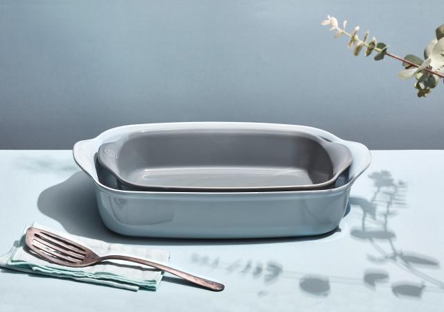 <p><span style="color: #000000;"><strong>EMILE HENRY Керамична тава "INDIVIDUAL OVEN DISH"</strong></span><br /><span style="color: #000000;">• <strong>Ръчно изработена от 100% естествени материали<br />• Устойчива на температури: </strong>- 20º С до + 270º С<strong><br />• Равномерно разпределение на топлината<br />• Задържа топлината на ястието по-дълго от обикновените съдове<br />• Висока устойчивост на надраскване <br /></strong>• </span><strong><span style="color: #000000;">Материал:</span>  <span style="color: #ff0000;">HR® Ceramic (High Resistance) <span style="color: #000000;">/</span></span></strong><span style="color: #ff0000;"><span style="color: #000000;"> Високо устойчива керамика</span></span><strong><span style="color: #ff0000;"><span style="color: #000000;"> / </span><br /><span style="color: #000000;">• Без съдържание на олово, кадмий и никел</span><br /><span style="color: #000000;">• Външен размер вкл.дръжките: </span></span></strong><span style="color: #ff0000;"><span style="color: #000000;">22 х 14,5 х 5,5 см</span></span><span style="color: #ff0000;"><br /><strong><span style="color: #000000;">• Вътрешен размер: </span></strong><span style="color: #000000;">18 х 12,5 х 5 см<br /></span></span><span style="color: #ff0000;"><span style="color: #000000;">• <strong>Вместимост:</strong> 0,7 литра</span><br /><span style="color: #000000;"><strong>• Тегло: </strong>0,66 кг</span><br /><span style="color: #000000;">• <strong>Цвят: </strong>перлено сив</span><br /><span style="color: #000000;">• <strong>Подходяща за: </strong>фурна / микровълнова фурна / фризер / съдомиялна машина</span><br /><strong><span style="color: #000000;">Производител: EMILE HENRY / Франция</span></strong></span></p><br />Марка: Emile Henry <br />Модел: EH 9649-80<br />Доставка: 2-4 работни дни<br />Гаранция: 2 години