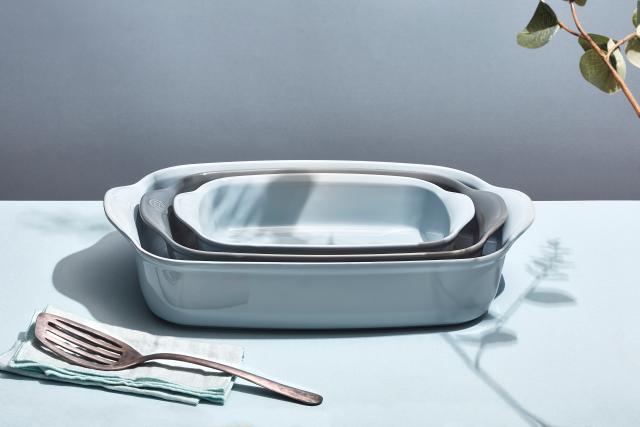 <p><span style="color: #000000;"><strong>EMILE HENRY Керамична правоъгълна тава за печене "SMALL RECTANGULAR OVEN DISH"</strong></span><br /><span style="color: #000000;">• <strong>Ръчно изработена от 100% естествени материали<br />• Устойчива на температури: </strong>- 20º С до + 270º С<strong><br />• Равномерно разпределение на топлината<br />• Задържа топлината на ястието по-дълго от обикновените съдове<br />• Висока устойчивост на надраскване <br /></strong>• </span><strong><span style="color: #000000;">Материал: </span> <span style="color: #ff0000;">HR® Ceramic (High Resistance) <span style="color: #000000;">/</span></span></strong><span style="color: #ff0000;"><span style="color: #000000;"> Високо устойчива керамика</span></span><strong><span style="color: #ff0000;"><span style="color: #000000;"> / </span><br />• <span style="color: #000000;">Без съдържание на олово, кадмий и никел</span><br /><span style="color: #000000;">• Външен размер вкл.дръжките: </span></span></strong><span style="color: #ff0000;"><span style="color: #000000;">30 х 19 х 7 см</span></span><span style="color: #ff0000;"><br /><strong><span style="color: #000000;">• Вътрешен размер: </span></strong><span style="color: #000000;">24,5 х 17 х 6,5 см<br /></span></span><span style="color: #ff0000;"><span style="color: #000000;">• <strong>Вместимост:</strong> 1,55 литра</span><br /><span style="color: #000000;"><strong>• Тегло: </strong>1,19 кг<br /><strong>• Брой порции:</strong> 2 </span><br /><span style="color: #000000;">• <strong>Цвят: </strong>светло сив<br /></span><span style="color: #000000;">• <strong>Подходяща за: </strong>фурна / микровълнова фурна / фризер / съдомиялна машина</span><br /><strong><span style="color: #000000;">Производител: EMILE HENRY / Франция</span></strong></span></p><br />Марка: Emile Henry <br />Модел: EH 9650-80<br />Доставка: 2-4 работни дни<br />Гаранция: 2 години