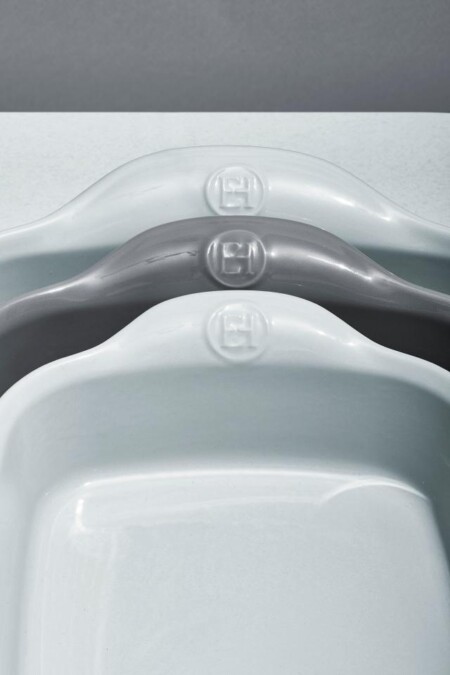 <p><span style="color: #000000;"><strong>EMILE HENRY Керамична тава "INDIVIDUAL OVEN DISH"</strong></span><br /><span style="color: #000000;">• <strong>Ръчно изработена от 100% естествени материали<br />• Устойчива на температури: </strong>- 20º С до + 270º С<strong><br />• Равномерно разпределение на топлината<br />• Задържа топлината на ястието по-дълго от обикновените съдове<br />• Висока устойчивост на надраскване <br /></strong>• </span><strong><span style="color: #000000;">Материал:</span>  <span style="color: #ff0000;">HR® Ceramic (High Resistance) <span style="color: #000000;">/</span></span></strong><span style="color: #ff0000;"><span style="color: #000000;"> Високо устойчива керамика</span></span><strong><span style="color: #ff0000;"><span style="color: #000000;"> / </span><br /><span style="color: #000000;">• Без съдържание на олово, кадмий и никел</span><br /><span style="color: #000000;">• Външен размер вкл.дръжките: </span></span></strong><span style="color: #ff0000;"><span style="color: #000000;">22 х 14,5 х 5,5 см</span></span><span style="color: #ff0000;"><br /><strong><span style="color: #000000;">• Вътрешен размер: </span></strong><span style="color: #000000;">18 х 12,5 х 5 см<br /></span></span><span style="color: #ff0000;"><span style="color: #000000;">• <strong>Вместимост:</strong> 0,7 литра</span><br /><span style="color: #000000;"><strong>• Тегло: </strong>0,66 кг</span><br /><span style="color: #000000;">• <strong>Цвят: </strong>перлено сив</span><br /><span style="color: #000000;">• <strong>Подходяща за: </strong>фурна / микровълнова фурна / фризер / съдомиялна машина</span><br /><strong><span style="color: #000000;">Производител: EMILE HENRY / Франция</span></strong></span></p><br />Марка: Emile Henry <br />Модел: EH 9649-80<br />Доставка: 2-4 работни дни<br />Гаранция: 2 години