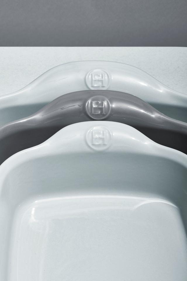 <p><span style="color: #000000;"><strong>EMILE HENRY Керамична тава "INDIVIDUAL OVEN DISH"</strong></span><br /><span style="color: #000000;">• <strong>Ръчно изработена от 100% естествени материали<br />• Устойчива на температури: </strong>- 20º С до + 270º С<strong><br />• Равномерно разпределение на топлината<br />• Задържа топлината на ястието по-дълго от обикновените съдове<br />• Висока устойчивост на надраскване <br /></strong>• </span><strong><span style="color: #000000;">Материал:</span>  <span style="color: #ff0000;">HR® Ceramic (High Resistance) <span style="color: #000000;">/</span></span></strong><span style="color: #ff0000;"><span style="color: #000000;"> Високо устойчива керамика</span></span><strong><span style="color: #ff0000;"><span style="color: #000000;"> / </span><br /><span style="color: #000000;">• Без съдържание на олово, кадмий и никел</span><br /><span style="color: #000000;">• Външен размер вкл.дръжките: </span></span></strong><span style="color: #ff0000;"><span style="color: #000000;">22 х 14,5 х 5,5 см</span></span><span style="color: #ff0000;"><br /><strong><span style="color: #000000;">• Вътрешен размер: </span></strong><span style="color: #000000;">18 х 12,5 х 5 см<br /></span></span><span style="color: #ff0000;"><span style="color: #000000;">• <strong>Вместимост:</strong> 0,7 литра</span><br /><span style="color: #000000;"><strong>• Тегло: </strong>0,66 кг</span><br /><span style="color: #000000;">• <strong>Цвят: </strong>перлено сив</span><br /><span style="color: #000000;">• <strong>Подходяща за: </strong>фурна / микровълнова фурна / фризер / съдомиялна машина</span><br /><strong><span style="color: #000000;">Производител: EMILE HENRY / Франция</span></strong></span></p><br />Марка: Emile Henry <br />Модел: EH 9649-80<br />Доставка: 2-4 работни дни<br />Гаранция: 2 години