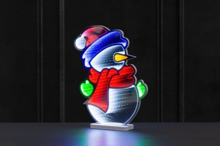 <p><strong>FINNLUMOR Светлинна LED декорация (с 3D ефект) “Снежен човек“ </strong><br /><strong>• С 246 LED светлини и огледална повърхност<br />• 3D илюзия за дълбочина – създава усещане за обем <br />• Подходящ за вътрешна украса – хол, офис, витрина, детска стая <br />• Енергийно ефективно осветление <br />• Стабилна основа за безопасно поставяне върху маса, шкаф или рафт<br />• Размери:</strong><span> 34</span><span> х 8 x 46 см.<br /><strong>• Тегло: </strong>0,440 кг.<br /><span><strong>• Материал: </strong>пластмаса<br /><strong>• Захранване: </strong>чрез кабел 3 м<br /><strong>• Не е подходящ за ползване на открито</strong><br /></span></span><strong>Производител: Tammer Brands/ Финландия</strong></p><br />Марка: FINNLUMOR <br />Модел: TB Finnlumor 640912<br />Доставка: 2-4 работни дни<br />Гаранция: 2 години