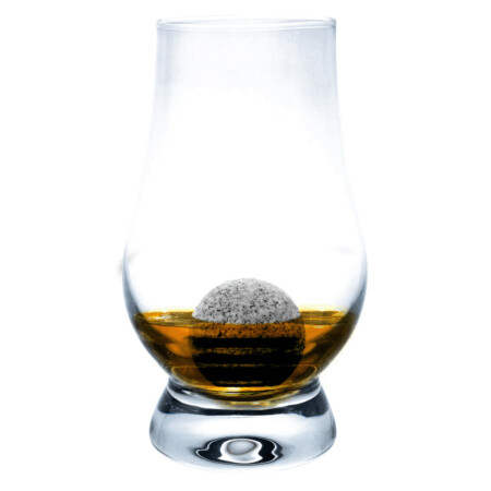 <p><strong>Vin Bouquet Подаръчен комплект за уиски - 5 части</strong><br /><strong>• Комплектът съдържа:</strong><br /><span style="color: #ff0000;">✔️</span> 2 бр чаши от прозрачно стъкло<br />✔️ 2 гранитни камъка за многократна употреба, за да поддържате уискито си охладено без да се разрежда<br /> ✔️ Щипки от неръждаема стомана за удобно и хигиенично сервиране<br />✔️ В красива кутия, идеална за подарък<br /><strong>Производител: Vin Bouquet, Испания</strong></p><br />Марка: Vin Bouquet <br />Модел: VB FI 1553 SET<br />Доставка: 2-4 работни дни<br />Гаранция: 2 години