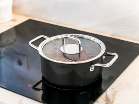 <p><strong>SILAMPOS Плитка тенджера с капак Comfort Black</strong><br /> <strong>• Диаметър:</strong> Ø 24 см<br />• <strong>Дълбочина :</strong> 10,1 см<br /><strong>• Вместимост:</strong> 4,2 литра<br /><strong>• Материал</strong>: Неръждаема стомана - 18/10 <br /><strong>• Външно покритие в черно<br />• С технология Impact Disc</strong><br />• <strong>Капак: </strong>Стъклен с метален кант<br />• <strong>Цвят: </strong>Инокс / черно<br />• <strong>Серия</strong>: Comfort Black<br /><strong>• Подходяща за всички видове котлони<br />• Подходяща за фурна до 200º С<br />• Подходяща за съдомиялна</strong> ( до 60° С)<br /><strong>Производител: Silampos / Португалия</strong></p><br />Марка: SILAMPOS <br />Модел: Comfort Black 63212 - JWR1024 - 100<br />Доставка: 2-4 работни дни<br />Гаранция: 2 години