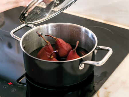 <p><strong>SILAMPOS Плитка тенджера с капак Comfort Black</strong><br /> <strong>• Диаметър:</strong> Ø 24 см<br />• <strong>Дълбочина :</strong> 10,1 см<br /><strong>• Вместимост:</strong> 4,2 литра<br /><strong>• Материал</strong>: Неръждаема стомана - 18/10 <br /><strong>• Външно покритие в черно<br />• С технология Impact Disc</strong><br />• <strong>Капак: </strong>Стъклен с метален кант<br />• <strong>Цвят: </strong>Инокс / черно<br />• <strong>Серия</strong>: Comfort Black<br /><strong>• Подходяща за всички видове котлони<br />• Подходяща за фурна до 200º С<br />• Подходяща за съдомиялна</strong> ( до 60° С)<br /><strong>Производител: Silampos / Португалия</strong></p><br />Марка: SILAMPOS <br />Модел: Comfort Black 63212 - JWR1024 - 100<br />Доставка: 2-4 работни дни<br />Гаранция: 2 години