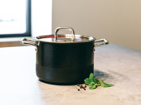 <p><strong>SILAMPOS Тенджера с капак Comfort Black</strong><br /> <strong>• Диаметър:</strong> Ø 20см<br />• <strong>Дълбочина :</strong> 13,6 см<br /><strong>• Вместимост:</strong> 4 литра<br /><strong>• Материал</strong>: Неръждаема стомана - 18/10 <br /><strong>• Външно покритие в черно<br />• С технология Impact Disc</strong><br />• <strong>Капак: </strong>Стъклен с метален кант<br />• <strong>Цвят: </strong>Инокс / черно<br />• <strong>Серия</strong>: Comfort Black<br /><strong>• Подходяща за всички видове котлони<br />• Подходяща за фурна до 200º С<br />• Подходяща за съдомиялна</strong> ( до 60° С)<br /><strong>Производител: Silampos / Португалия</strong></p><br />Марка: SILAMPOS <br />Модел: Comfort Black 63212 - JWR6620 - 100<br />Доставка: 2-4 работни дни<br />Гаранция: 2 години