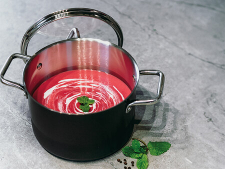 <p><strong>SILAMPOS Тенджера с капак Comfort Black</strong><br /> <strong>• Диаметър:</strong> Ø 24см<br />• <strong>Дълбочина :</strong> 15,6 см<br /><strong>• Вместимост:</strong> 6,7 литра<br /><strong>• Материал</strong>: Неръждаема стомана - 18/10 <br /><strong>• Външно покритие в черно<br />• С технология Impact Disc</strong><br />• <strong>Капак: </strong>Стъклен с метален кант<br />• <strong>Цвят: </strong>Инокс / черно<br />• <strong>Серия</strong>: Comfort Black<br /><strong>• Подходяща за всички видове котлони<br />• Подходяща за фурна до 200º С<br />• Подходяща за съдомиялна</strong> ( до 60° С)<br /><strong>Производител: Silampos / Португалия</strong></p><br />Марка: SILAMPOS <br />Модел: Comfort Black 63212 - JWR6624 - 100<br />Доставка: 2-4 работни дни<br />Гаранция: 2 години