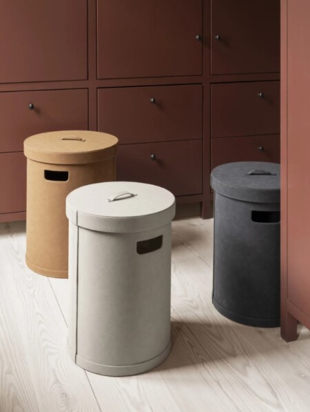 <p><span style="font-size: small;"><strong>BLOMUS Кош за пране “SAHLA“, размер L </strong></span><br />• <strong>Размер:</strong> Ø 40 см<br /> • <strong>Височина: </strong>54 см<br /><strong>• Цвят:</strong> кафяв (Indian Tan) <br /><strong>• Вместимост: </strong>68 литра<br /> •<strong> Материал:</strong> изкуствена кожа<br /><strong>• Производител:</strong> BLOMUS, Германия <br /><em><strong>DESIGN:</strong> <strong>Studio blomus</strong></em></p><br />Марка: BLOMUS <br />Модел: BLOMUS 67230<br />Доставка: 2-4 работни дни<br />Гаранция: 2 години