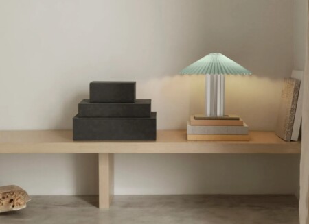 <p><span style="font-size: small;"><strong>BLOMUS Кутия за бижута “SAHLA“, размер L </strong></span><br />• <strong>Размери: </strong>15 х 22 х 9 см<br /><strong>• Подвижно отделение за пръстени, обици и гривни<br />• Сатенирана лента свързваща кутията с капака<br />• Цвят:</strong> сив (Pewter) <br />•<strong> Материал:</strong> изкуствена кожа тип велур<br /><strong>• Производител:</strong> BLOMUS, Германия <br /><em><strong>DESIGN:</strong> <strong>Studio blomus</strong></em></p><br />Марка: BLOMUS <br />Модел: BLOMUS 68325<br />Доставка: 2-4 работни дни<br />Гаранция: 2 години