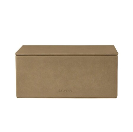 <p><span style="font-size: small;"><strong>BLOMUS Кутия за бижута “SAHLA“, размер L </strong></span><br />• <strong>Размери: </strong>15 х 22 х 9 см<br /><strong>• Подвижно отделение за пръстени, обици и гривни<br />• Сатенирана лента свързваща кутията с капака<br />• Цвят:</strong> кафяв (Indian Tan) <br />•<strong> Материал:</strong> изкуствена кожа тип велур<br /><strong>• Производител:</strong> BLOMUS, Германия <br /><em><strong>DESIGN:</strong> <strong>Studio blomus</strong></em></p><br />Марка: BLOMUS <br />Модел: BLOMUS 68324<br />Доставка: 2-4 работни дни<br />Гаранция: 2 години