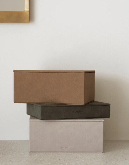 <p><span style="font-size: small;"><strong>BLOMUS Кутия за бижута “SAHLA“, размер M </strong></span><br />• <strong>Размери: </strong>15 х 22 х 4 см<br /><strong>• Цвят:</strong> кафяв (Indian Tan) <br />•<strong> Материал:</strong> изкуствена кожа тип велур<br /><strong>• Производител:</strong> BLOMUS, Германия <br /><em><strong>DESIGN:</strong> <strong>Studio blomus</strong></em></p><br />Марка: BLOMUS <br />Модел: BLOMUS 68321<br />Доставка: 2-4 работни дни<br />Гаранция: 2 години