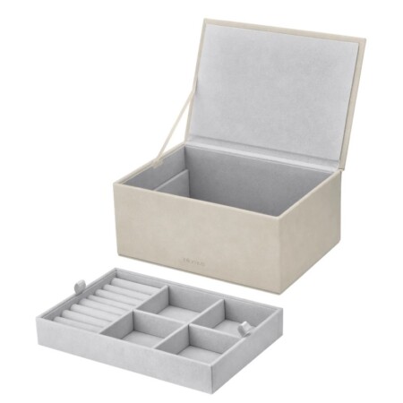 <p><span style="font-size: small;"><strong>BLOMUS Кутия за бижута “SAHLA“, размер L </strong></span><br />• <strong>Размери: </strong>15 х 22 х 9 см<br /><strong>• Подвижно отделение за пръстени, обици и гривни<br />• Сатенирана лента свързваща кутията с капака<br />• Цвят:</strong> опушено бежово (Nomad) <br />•<strong> Материал:</strong> изкуствена кожа тип велур<br /><strong>• Производител:</strong> BLOMUS, Германия <br /><em><strong>DESIGN:</strong> <strong>Studio blomus</strong></em></p><br />Марка: BLOMUS <br />Модел: BLOMUS 68323<br />Доставка: 2-4 работни дни<br />Гаранция: 2 години