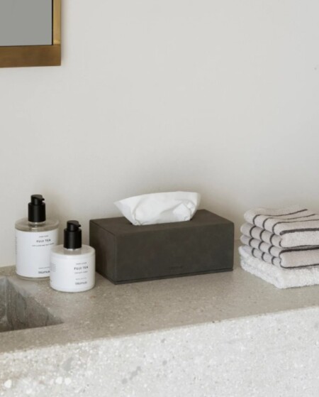 <p><span style="font-size: small;"><strong>BLOMUS Кутия за салфетки / кърпички “SAHLA“ </strong></span><br />• <strong>Размери: </strong>15 х 22 х 4 см<br /><strong>• Сатенирана лента свързваща кутията с капака<br />• Цвят:</strong> сив (Pewter) <br />•<strong> Материал:</strong> изкуствена кожа тип велур<br /><strong>• Производител:</strong> BLOMUS, Германия <br /><em><strong>DESIGN:</strong> <strong>Studio blomus</strong></em></p><br />Марка: BLOMUS <br />Модел: BLOMUS 68316<br />Доставка: 2-4 работни дни<br />Гаранция: 2 години