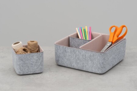 <p><strong>4LIVING Панери за съхранение и организация - 4 бр. различни размери сиво-розови</strong><br /><strong>• Материал: </strong><span>100 % полиестер</span><br /><strong>• Размери на опаковката: </strong><span>25</span><span> х 55 х 10 см.<br /><strong>• Комплектът съдържа:</strong><br /></span><span>  - 1 бр. панер: 25 х 25 х 10 см.</span><strong><br /></strong><span>  - 1 бр. панер: 24 х 12 х 10 см.</span><br /><span>  - 2 бр. 12 х 12 х 10 см. </span><br /><strong>• Цвят: </strong><span>сив/розов</span><br /><strong>• Тегло:</strong><span> 0,450 кг</span><br /><strong>Производител: Tammer Brands/ Финландия</strong></p><br />Марка: 4LIVING <br />Модел: TB 4Living 637398<br />Доставка: 2-4 работни дни<br />Гаранция: 2 години