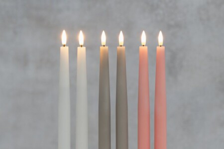 <p><strong>FINNLUMOR LED свещи с 3D пламък 2 бр. - розови</strong><br /><strong>• 2 бр. в комплекта<br />• Размери на опаковката:</strong><span> 5,5</span><span> х 3 x 26 см.<br /><strong>• Тегло: </strong>0,160 кг.<br /><span><strong>• Материал:</strong> парафинов восък, полипропилен<br /><strong>• Цвят:</strong> розов<strong><br />• Захранване: </strong>батерии  2 бр. ААА (не са включени)<br /><strong>• Не са подходящи за употреба на открито</strong><br /></span></span><strong>Производител: Tammer Brands/ Финландия</strong></p><br />Марка: FINNLUMOR <br />Модел: TB Finnlumor 638990<br />Доставка: 2-4 работни дни<br />Гаранция: 2 години