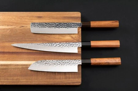 <p><strong>MAKU Нож на майстора - дамаска стомана</strong><br /><strong>• Материал на острието:</strong><span> дамаска стомана, 67 слоя<br /></span><strong>• Материал на дръжката:</strong><span> кевазинго, абанос<br /><strong>• Твърдост по Рокуел: </strong>58-60 HRC<br /></span><strong>• Размери:</strong><span> </span>35,5 x 5<span> см.<br /></span><strong>• Размер на опаковката: </strong>6,5 x 2,5 x 38,5<span> см.</span><br /><strong>• Тегло: </strong><span>0,290 кг.<br /><strong>• Не е подходящ за съдомиялна машина<br /></strong></span><strong>Производител: Tammer Brands/ Финландия</strong></p><br />Марка: MAKU <br />Модел: TB MAKU 650912<br />Доставка: 2-4 работни дни<br />Гаранция: 2 години