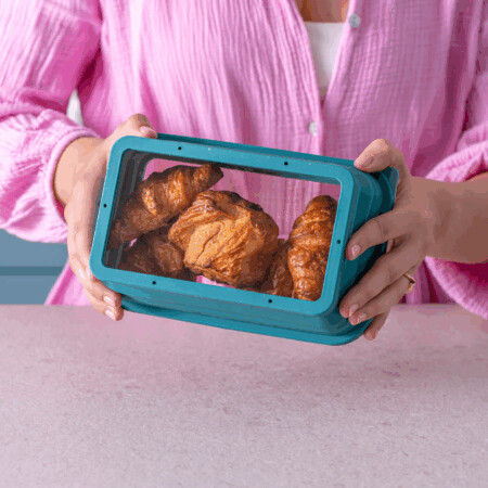 <p><strong>COOX Сгъваема херметическа кутия за храна - 1 л. - синя</strong><br /><strong>• Материал:</strong> силикон, безвреден при контакт с храни, BPA free, стъкло<br /><strong>• Размери:</strong> <span>21,5 x 13,5 x 7,5 </span>см.<br /><strong>• Размери сгъната:</strong> <span>21,5 x 13,5 x 3,5 </span>см.<br /><strong>• Тегло:</strong> 0,628 кг.<br /><strong>• Тегло с опаковка:</strong> 0,700 кг.<br /><strong>• Вместимост:</strong> 1 л. <br /><strong>• Цвят:</strong> синя<br /><strong>• Термустойчивост:</strong> от - 40ºC до + 230°С<br /><strong>• Със стъклена основа и стъклен капак<br /></strong><strong>• 100% херметично уплътнение<br /></strong><strong>• Спестява място<br /></strong><strong><strong>• Подходяща за:</strong></strong> фурна, микровълнова, Air Fryer, фризер, хладилник<br /><strong>• Подходяща за съдомиялна машина<br /></strong><strong>Производител: COOX/ Германия</strong></p>
<p><span><strong><span style="color: #ff0000;">Внимание! Острите прибори повреждат силикона. Не режете в силиконовата кутия на COOX!</span></strong></span></p><br />Марка: COOX <br />Модел: COOX 10103-132<br />Доставка: 2-4 работни дни<br />Гаранция: 2 години