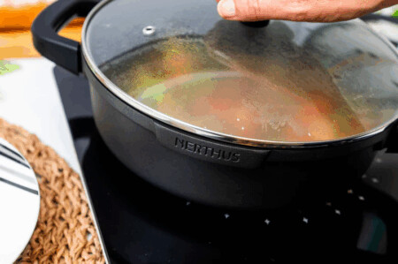 <p><strong>Nerthus Индукционна плитка тенджера със стъклен капак Ø 28 см.</strong><br /><strong>• Материал:</strong> лят алуминий<br /><strong>• Покритие:</strong> Незалепващо покритие<strong> Quantanium,</strong> подсилено с титаниеви частици<br /><strong>• Диаметър:</strong> Ø 28 см.<br /><strong>• Височина:</strong> 8 см.<br /><strong>• Вместимост:</strong> 4,1 л.<br /><strong>• Тегло:</strong> 2,040 кг.<br /><strong>• Със стъклен капак<br /></strong><strong>• Силиконови протектори на дръжките<br /></strong><strong>Производител: Vin Bouquet, Испания<br /></strong><strong>Подходяща за:</strong></p>
<p><strong><img src="https://www.vip-giftshop.com/media/shema/induction.jpg" alt="" width="202" height="61" /></strong></p><br />Марка: Vin Bouquet <br />Модел: VB FIH 1558<br />Доставка: 2-4 работни дни<br />Гаранция: 2 години