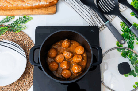 <p><strong>Nerthus Индукционна тенджера със стъклен капак - Ø 24 см.</strong><br /><strong>• Материал:</strong> лят алуминий<br /><strong>• Покритие:</strong> Незалепващо покритие<strong> Quantanium,</strong> подсилено с титаниеви частици<br /><strong>• Диаметър:</strong> Ø 24 см.<br /><strong>• Височина:</strong> 12 см.<br /><strong>• Вместимост:</strong> 4,5 л.<br /><strong>• Тегло:</strong> 1,720 кг.<br /><strong>• Със стъклен капак<br /></strong><strong>• Силиконови протектори на дръжките<br /></strong><strong>Производител: Vin Bouquet, Испания<br /></strong><strong>Подходяща за:</strong></p>
<p><strong><img src="https://www.vip-giftshop.com/media/shema/induction.jpg" alt="" width="202" height="61" /></strong></p><br />Марка: Vin Bouquet <br />Модел: VB FIH 1555<br />Доставка: 2-4 работни дни<br />Гаранция: 2 години