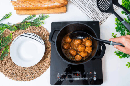 <p><strong>Nerthus Индукционна тенджера със стъклен капак - Ø 20 см.</strong><br /><strong>• Материал:</strong> лят алуминий<br /><strong>• Покритие:</strong> Незалепващо покритие<strong> Quantanium,</strong> подсилено с титаниеви частици<br /><strong>• Диаметър:</strong> Ø 20 см.<br /><strong>• Височина:</strong> 10 см.<br /><strong>• Вместимост:</strong> 2,6 л.<br /><strong>• Тегло:</strong> 1,210 кг.<br /><strong>• Със стъклен капак<br />• Силиконови протектори на дръжките<br /></strong><strong><strong>Производител: Vin Bouquet, Испания<br /></strong></strong><strong>Подходяща за:</strong></p>
<p><strong><img src="https://www.vip-giftshop.com/media/shema/induction.jpg" alt="" width="202" height="61" /></strong></p><br />Марка: Vin Bouquet <br />Модел: VB FIH 1554<br />Доставка: 2-4 работни дни<br />Гаранция: 2 години