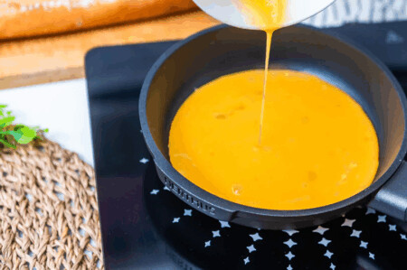 <p><strong>Nerthus Индукционен тиган - Ø 26 см.</strong><br /><strong>• Подходящ за пържене и печене<br /></strong><strong>• Материал:</strong> лят алуминий<br /><strong>• Покритие:</strong> Незалепващо покритие<strong> Quantanium,</strong> подсилено с титаниеви частици<br /><strong>• Диаметър:</strong> Ø 26 см.<br /><strong>• Височина:</strong> 5,5 см.<br /><strong>• Вместимост:</strong> 2,3 л.<br /><strong>• Тегло:</strong> 1,080 кг.<br /><strong>• Без капак<br /></strong><strong>Производител: Vin Bouquet, Испания<br /></strong><strong>Подходящ за:</strong></p>
<p><strong><img src="https://www.vip-giftshop.com/media/shema/induction.jpg" alt="" width="202" height="61" /></strong></p><br />Марка: Vin Bouquet <br />Модел: VB FIH 1564<br />Доставка: 2-4 работни дни<br />Гаранция: 2 години