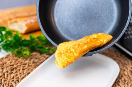 <p><strong>Nerthus Индукционен тиган - Ø 26 см.</strong><br /><strong>• Подходящ за пържене и печене<br /></strong><strong>• Материал:</strong> лят алуминий<br /><strong>• Покритие:</strong> Незалепващо покритие<strong> Quantanium,</strong> подсилено с титаниеви частици<br /><strong>• Диаметър:</strong> Ø 26 см.<br /><strong>• Височина:</strong> 5,5 см.<br /><strong>• Вместимост:</strong> 2,3 л.<br /><strong>• Тегло:</strong> 1,080 кг.<br /><strong>• Без капак<br /></strong><strong>Производител: Vin Bouquet, Испания<br /></strong><strong>Подходящ за:</strong></p>
<p><strong><img src="https://www.vip-giftshop.com/media/shema/induction.jpg" alt="" width="202" height="61" /></strong></p><br />Марка: Vin Bouquet <br />Модел: VB FIH 1564<br />Доставка: 2-4 работни дни<br />Гаранция: 2 години