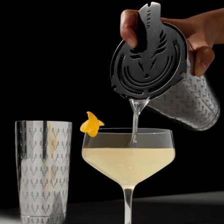 <p><strong>VISKI Професионална цедка за коктейли “Titanium“</strong><br /><strong>• Материал: </strong><span>неръждаема стомана</span><br /><strong>• Размери:</strong> 1,90 x 8.6 x 12<span> см.</span><br /><strong>• Тегло: </strong><span>0,050 кг.</span><br /><strong>• Не е подходяща за съдомиялна машина </strong><br /><strong>Производител:</strong><span> Viski® / САЩ</span></p><br />Марка: TRUEBRANDS <br />Модел: VISKI 10993<br />Доставка: 2-4 работни дни<br />Гаранция: 2 години