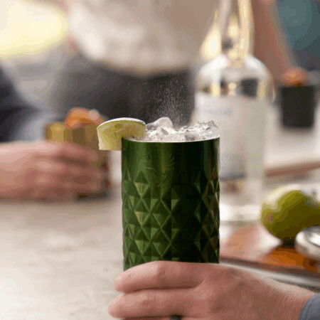 <p><strong>VISKI Термочаша с вакуумна изолация и керамично покритие “PARAGON“ - 470 мл. - цвят зелен сатен</strong><br /><strong>• Материал: </strong><span>неръждаема стомана</span><br /><strong>• Керамично покритие във вътрешността<br />• Двойни стени с вакуумна изолация</strong><br /><strong>• Размер:</strong><span> 8 х 8 х 17,8 см</span><br /><strong>• Тегло: </strong><span>0,257 кг.<br /><strong>• Цвят:</strong> зелен сатен</span><br /><strong>• Вместимост: </strong><span>470 мл</span><br /><strong>• Само ръчно измиване</strong><span><br /></span><strong>Производител:</strong><span> Viski® / САЩ</span></p><br />Марка: TRUEBRANDS <br />Модел: VISKI 11570<br />Доставка: 2-4 работни дни<br />Гаранция: 2 години