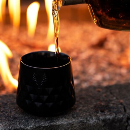 <p><strong>VISKI Термочаша (без капак) с вакуумна изолация и керамично покритие “PARAGON“ - 237 мл - цвят обсидиан</strong><br /><strong>• Материал: </strong><span>неръждаема стомана</span><br /><strong>• Керамично покритие във вътрешността<br />• Двойни стени с вакуумна изолация</strong><br /><strong>• Размер:</strong><span> 10 х 10 х 7,6 см</span><br /><strong>• Тегло: </strong><span>0,130 кг.<br /><strong>• Цвят:</strong> обсидиан</span><br /><strong>• Вместимост: </strong><span>237 мл</span><br /><strong>• Само ръчно измиване</strong><span><br /></span><strong>Производител:</strong><span> Viski® / САЩ</span><br /><br /></p><br />Марка: TRUEBRANDS <br />Модел: VISKI 11582<br />Доставка: 2-4 работни дни<br />Гаранция: 2 години