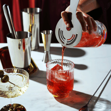 <p><strong>VISKI Сет за коктейли 7части “Essentials“</strong><br /><strong>• Материал: </strong><span>неръждаема </span><span>стомана, безоловен кристал<br /><strong>• В комплекта:</strong> <br /></span><span> -<span> </span>Миксираща чаша – 800 мл от безоловно кристално стъкло<br /><span> - </span>Голям шейкър – 830 мл от неръждаема стомана<br /><span> - </span>Малък шейкър – 530 мл <br /> -<span> </span>Цедка тип Hawthorne за перфектно прецеждане<br /><span> - </span>Двустранен джигър – 45 мл | 22 мл | 15 мл <br /><span> - </span>Бар лъжица с тежък връх за прецизно разбъркване<br /><span> - </span>Преса/мъдлър за смачкване на плодове и билки</span><br /><strong>• Размер на опаковката:</strong> 44,6 x 23,8 x 13,4<span> см</span><br /><strong>• Тегло с опаковката:</strong> 2<span>,110 кг.<br /></span><strong>• Препоръчва се ръчно измиване</strong><br /><strong>Производител:</strong><span> Viski® / САЩ</span></p><br />Марка: TRUEBRANDS <br />Модел: VISKI 9995<br />Доставка: 2-4 работни дни<br />Гаранция: 2 години