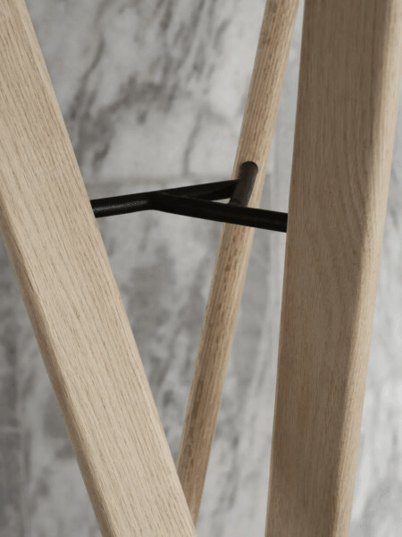 <p><strong>BLOMUS Закачалка за дрехи RAKKU</strong><br /><span>• </span><strong>Цвят:</strong><span> дъб</span><br /><span>• </span><strong>Размери:</strong><span> 62 х 62 х 176 см (ДхШхВ)</span><br /><span>• </span><strong>Материал:</strong><span> дъб, прахово боядисан метал</span><br /><span>• </span><strong>Производител:</strong><span> BLOMUS, Германия</span><br /><strong>DESIGN: <em>Kazushige Miyake</em></strong></p><br />Марка: BLOMUS <br />Модел: BLOMUS 67296<br />Доставка: 2-4 работни дни<br />Гаранция: 2 години