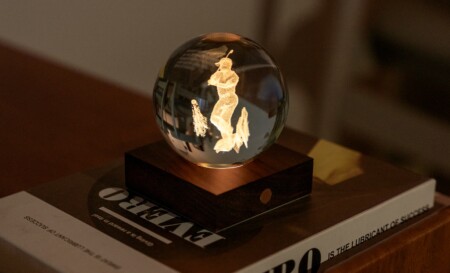 <p><strong>GINGKO 3D Смарт лампа “Amber Crystal“ - Голфър</strong><br /><strong>• Захранване: </strong><span>акумулаторна батерия 2000 mAh</span><br /><strong>• Включен USB C кабел за зареждане</strong><br /><span><strong>• Живот на батерията: </strong>10-96 часа</span><br /><strong>• Размери: </strong><span>8 х 8 х 12 см.</span><br /><strong>• Материал:</strong><span> FSC сертифицирана основа от орехово дърво, първокласен 3D лазерно отпечатан кристал</span><br /><strong>• Тегло:</strong><span> 0,756 кг.</span><br /><strong>• Тегло с опаковка:</strong><span> 0,800 кг.</span><br /><strong>• Цветна температура:</strong><span> 2900 - 3100К<br /><strong>• Входяща мощност:</strong> DC 5 V, 0,5 A<br /><strong>• Изходна мощност:</strong> 2 W<br /><strong>• Дизайн:</strong> Голфър<br /></span><strong>Производител: GINGKO DESIGN/ Англия</strong></p><br />Марка: Gingko Design <br />Модел: Gingko G025GO<br />Доставка: 2-4 работни дни<br />Гаранция: 2 години