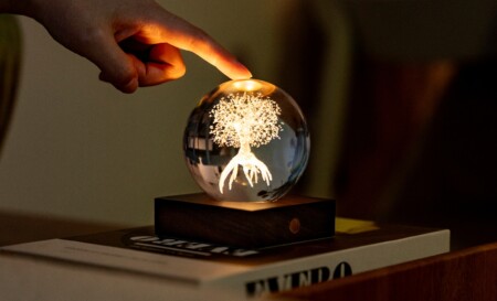 <p><strong>GINGKO 3D Смарт лампа “Amber Crystal“ - Дърво на живота</strong><br /><strong>• Захранване: </strong><span>акумулаторна батерия 2000 mAh</span><br /><strong>• Включен USB C кабел за зареждане</strong><br /><span><strong>• Живот на батерията: </strong>10-96 часа</span><br /><strong>• Размери: </strong><span>8 х 8 х 12 см.</span><br /><strong>• Материал:</strong><span> FSC сертифицирана основа от орехово дърво, първокласен 3D лазерно отпечатан кристал</span><br /><strong>• Тегло:</strong><span> 0,756 кг.</span><br /><strong>• Тегло с опаковка:</strong><span> 0,800 кг.</span><br /><strong>• Цветна температура:</strong><span> 2900 - 3100К<br /><strong>• Входяща мощност:</strong> DC 5 V, 0,5 A<br /><strong>• Изходна мощност:</strong> 2 W<br /><strong>• Дизайн: </strong>Дърво на живота <br /></span><strong>Производител: GINGKO DESIGN/ Англия</strong></p><br />Марка: Gingko Design <br />Модел: Gingko G025LT<br />Доставка: 2-4 работни дни<br />Гаранция: 2 години