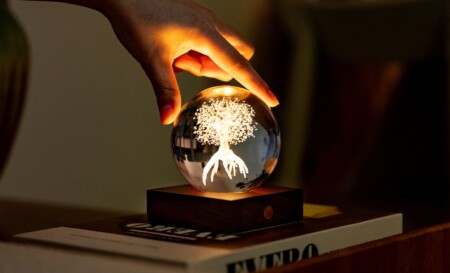 <p><strong>GINGKO 3D Смарт лампа “Amber Crystal“ - Дърво на живота</strong><br /><strong>• Захранване: </strong><span>акумулаторна батерия 2000 mAh</span><br /><strong>• Включен USB C кабел за зареждане</strong><br /><span><strong>• Живот на батерията: </strong>10-96 часа</span><br /><strong>• Размери: </strong><span>8 х 8 х 12 см.</span><br /><strong>• Материал:</strong><span> FSC сертифицирана основа от орехово дърво, първокласен 3D лазерно отпечатан кристал</span><br /><strong>• Тегло:</strong><span> 0,756 кг.</span><br /><strong>• Тегло с опаковка:</strong><span> 0,800 кг.</span><br /><strong>• Цветна температура:</strong><span> 2900 - 3100К<br /><strong>• Входяща мощност:</strong> DC 5 V, 0,5 A<br /><strong>• Изходна мощност:</strong> 2 W<br /><strong>• Дизайн: </strong>Дърво на живота <br /></span><strong>Производител: GINGKO DESIGN/ Англия</strong></p><br />Марка: Gingko Design <br />Модел: Gingko G025LT<br />Доставка: 2-4 работни дни<br />Гаранция: 2 години