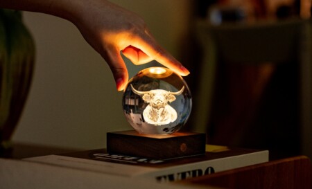 <p><strong>GINGKO 3D Смарт лампа “Amber Crystal“ - Високопланинска крава</strong><br /><strong>• Захранване: </strong><span>акумулаторна батерия 2000 mAh</span><br /><strong>• Включен USB C кабел за зареждане</strong><br /><span><strong>• Живот на батерията: </strong>10-96 часа</span><br /><strong>• Размери: </strong><span>8 х 8 х 12 см.</span><br /><strong>• Материал:</strong><span> FSC сертифицирана основа от орехово дърво, първокласен 3D лазерно отпечатан кристал</span><br /><strong>• Тегло:</strong><span> 0,756 кг.</span><br /><strong>• Тегло с опаковка:</strong><span> 0,800 кг.</span><br /><strong>• Цветна температура:</strong><span> 2900 - 3100К<br /><strong>• Входяща мощност:</strong> DC 5 V, 0,5 A<br /><strong>• Изходна мощност:</strong> 2 W<br /><strong>• Дизайн:</strong> Високопланинска крава<br /><strong>• Предлага се в различни дизайни</strong></span><br /><strong>Производител: GINGKO DESIGN/ Англия</strong></p><br />Марка: Gingko Design <br />Модел: Gingko G025HC<br />Доставка: 2-4 работни дни<br />Гаранция: 2 години