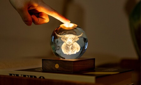 <p><strong>GINGKO 3D Смарт лампа “Amber Crystal“ - Високопланинска крава</strong><br /><strong>• Захранване: </strong><span>акумулаторна батерия 2000 mAh</span><br /><strong>• Включен USB C кабел за зареждане</strong><br /><span><strong>• Живот на батерията: </strong>10-96 часа</span><br /><strong>• Размери: </strong><span>8 х 8 х 12 см.</span><br /><strong>• Материал:</strong><span> FSC сертифицирана основа от орехово дърво, първокласен 3D лазерно отпечатан кристал</span><br /><strong>• Тегло:</strong><span> 0,756 кг.</span><br /><strong>• Тегло с опаковка:</strong><span> 0,800 кг.</span><br /><strong>• Цветна температура:</strong><span> 2900 - 3100К<br /><strong>• Входяща мощност:</strong> DC 5 V, 0,5 A<br /><strong>• Изходна мощност:</strong> 2 W<br /><strong>• Дизайн:</strong> Високопланинска крава<br /><strong>• Предлага се в различни дизайни</strong></span><br /><strong>Производител: GINGKO DESIGN/ Англия</strong></p><br />Марка: Gingko Design <br />Модел: Gingko G025HC<br />Доставка: 2-4 работни дни<br />Гаранция: 2 години