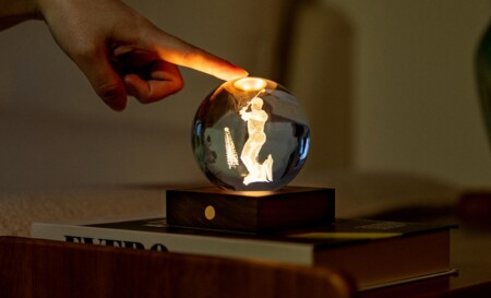 <p><strong>GINGKO 3D Смарт лампа “Amber Crystal“ - Голфър</strong><br /><strong>• Захранване: </strong><span>акумулаторна батерия 2000 mAh</span><br /><strong>• Включен USB C кабел за зареждане</strong><br /><span><strong>• Живот на батерията: </strong>10-96 часа</span><br /><strong>• Размери: </strong><span>8 х 8 х 12 см.</span><br /><strong>• Материал:</strong><span> FSC сертифицирана основа от орехово дърво, първокласен 3D лазерно отпечатан кристал</span><br /><strong>• Тегло:</strong><span> 0,756 кг.</span><br /><strong>• Тегло с опаковка:</strong><span> 0,800 кг.</span><br /><strong>• Цветна температура:</strong><span> 2900 - 3100К<br /><strong>• Входяща мощност:</strong> DC 5 V, 0,5 A<br /><strong>• Изходна мощност:</strong> 2 W<br /><strong>• Дизайн:</strong> Голфър<br /></span><strong>Производител: GINGKO DESIGN/ Англия</strong></p><br />Марка: Gingko Design <br />Модел: Gingko G025GO<br />Доставка: 2-4 работни дни<br />Гаранция: 2 години