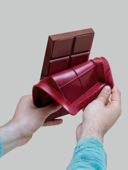 <p><strong>COOX Сет от 2 бр. форми за Дубайски шоколад - 25 х 14 см. - тъмно червени</strong><br /><strong>&bull;&nbsp;Материал:</strong>&nbsp;силикон,&nbsp;безвреден при контакт с храни, BPA free<br /><strong>&bull; Размери:</strong>&nbsp;25 х 14 х 2 см.<br /><strong>&bull; Тегло:</strong>&nbsp;0,200 кг.<br /><strong>&bull; Цвят:</strong>&nbsp;тъмно червен<br /><strong>&bull; Незалепваща повърхност<br /></strong><strong>&bull; Подходящи за съдомиялна машина<br /></strong><strong>Производител: COOX/ Германия</strong></p>
<p><span style="color: #ff0000;"><strong>Внимание! Острите прибори повреждат силикона. Не режете във Вашите форми COOX!</strong></span></p><br />Марка: COOX <br />Модел: COOX 2307-011<br />Доставка: 2-4 работни дни<br />Гаранция: 2 години