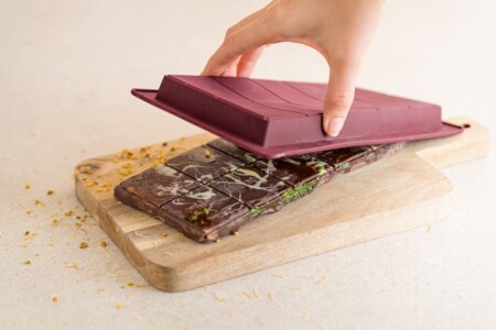 <p><strong>COOX Сет от 2 бр. форми за Дубайски шоколад - 25 х 14 см. - тъмно червени</strong><br /><strong>&bull;&nbsp;Материал:</strong>&nbsp;силикон,&nbsp;безвреден при контакт с храни, BPA free<br /><strong>&bull; Размери:</strong>&nbsp;25 х 14 х 2 см.<br /><strong>&bull; Тегло:</strong>&nbsp;0,200 кг.<br /><strong>&bull; Цвят:</strong>&nbsp;тъмно червен<br /><strong>&bull; Незалепваща повърхност<br /></strong><strong>&bull; Подходящи за съдомиялна машина<br /></strong><strong>Производител: COOX/ Германия</strong></p>
<p><span style="color: #ff0000;"><strong>Внимание! Острите прибори повреждат силикона. Не режете във Вашите форми COOX!</strong></span></p><br />Марка: COOX <br />Модел: COOX 2307-011<br />Доставка: 2-4 работни дни<br />Гаранция: 2 години