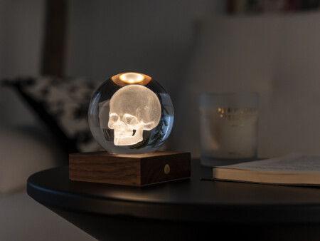 <p><strong>GINGKO 3D Смарт лампа “Amber Crystal“ - Череп</strong><br /><strong>• Захранване: </strong><span>акумулаторна батерия 2000 mAh</span><br /><strong>• Включен USB C кабел за зареждане</strong><br /><span><strong>• Живот на батерията: </strong>10-96 часа</span><br /><strong>• Размери: </strong><span>8 х 8 х 12 см.</span><br /><strong>• Материал:</strong><span> FSC сертифицирана основа от орехово дърво, първокласен 3D лазерно отпечатан кристал</span><br /><strong>• Тегло:</strong><span> 0,756 кг.</span><br /><strong>• Тегло с опаковка:</strong><span> 0,800 кг.</span><br /><strong>• Цветна температура:</strong><span> 2900 - 3100К<br /><strong>• Входяща мощност:</strong> DC 5 V, 0,5 A<br /><strong>• Изходна мощност:</strong> 2 W<br /><strong>• Дизайн:</strong> Череп<br /></span><strong>Производител: GINGKO DESIGN/ Англия</strong></p><br />Марка: Gingko Design <br />Модел: Gingko G025SK<br />Доставка: 2-4 работни дни<br />Гаранция: 2 години