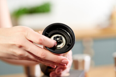 <p><strong>COLE & MASON Мелничка за чили и подправки &ldquo;STADHAMPTON&ldquo;</strong><br /><strong>&bull; Диаметър:&nbsp;</strong><span>&Oslash; 6,6 см.</span><br /><strong>&bull;&nbsp;Височина:</strong><span>&nbsp;16,5 см.<br /><strong>&bull; Тегло:</strong>&nbsp;0,340 кг.&nbsp;</span><br /><strong>&bull;&nbsp;Материал:</strong><span>&nbsp;акрил, неръзждаема стомана</span><br /><strong>&bull;&nbsp;Механизъм:&nbsp;</strong><span>закалена неръждаема стомана</span><br /><span><strong>&bull;&nbsp;Подходяща за сушени билки и подправки с всякакви форми и размери<br /><span>&bull;</span></strong></span><span>&nbsp;<strong><span>Регулируема едрина на смилане&nbsp;</span><br /><span><strong>&bull;&nbsp;Сваляем механизъм за лесно почистване</strong></span><br /></strong></span><strong>Производител: Cole&Mason / Англия</strong></p><br />Марка: COLE & MASON <br />Модел: Cole & Mason H 122220<br />Доставка: 2-4 работни дни<br />Гаранция: 2 години