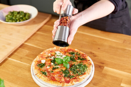 <p><strong>COLE & MASON Мелничка за чили и подправки &ldquo;STADHAMPTON&ldquo;</strong><br /><strong>&bull; Диаметър:&nbsp;</strong><span>&Oslash; 6,6 см.</span><br /><strong>&bull;&nbsp;Височина:</strong><span>&nbsp;16,5 см.<br /><strong>&bull; Тегло:</strong>&nbsp;0,340 кг.&nbsp;</span><br /><strong>&bull;&nbsp;Материал:</strong><span>&nbsp;акрил, неръзждаема стомана</span><br /><strong>&bull;&nbsp;Механизъм:&nbsp;</strong><span>закалена неръждаема стомана</span><br /><span><strong>&bull;&nbsp;Подходяща за сушени билки и подправки с всякакви форми и размери<br /><span>&bull;</span></strong></span><span>&nbsp;<strong><span>Регулируема едрина на смилане&nbsp;</span><br /><span><strong>&bull;&nbsp;Сваляем механизъм за лесно почистване</strong></span><br /></strong></span><strong>Производител: Cole&Mason / Англия</strong></p><br />Марка: COLE & MASON <br />Модел: Cole & Mason H 122220<br />Доставка: 2-4 работни дни<br />Гаранция: 2 години